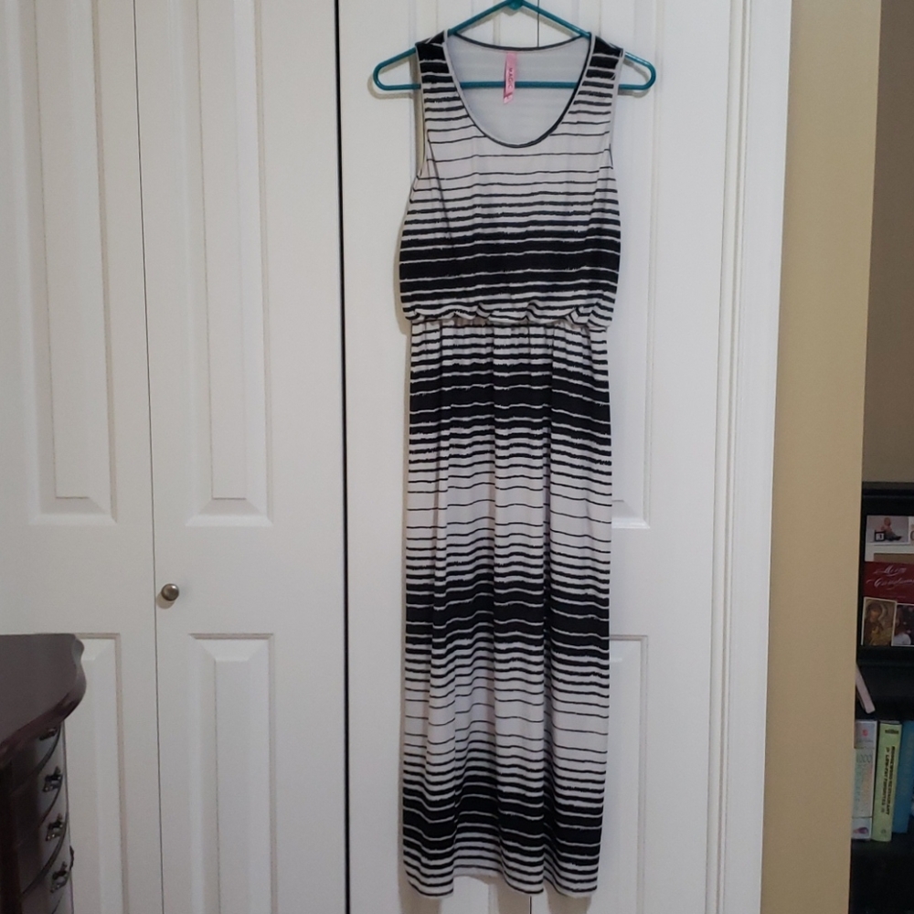 Long black and white maxi dress